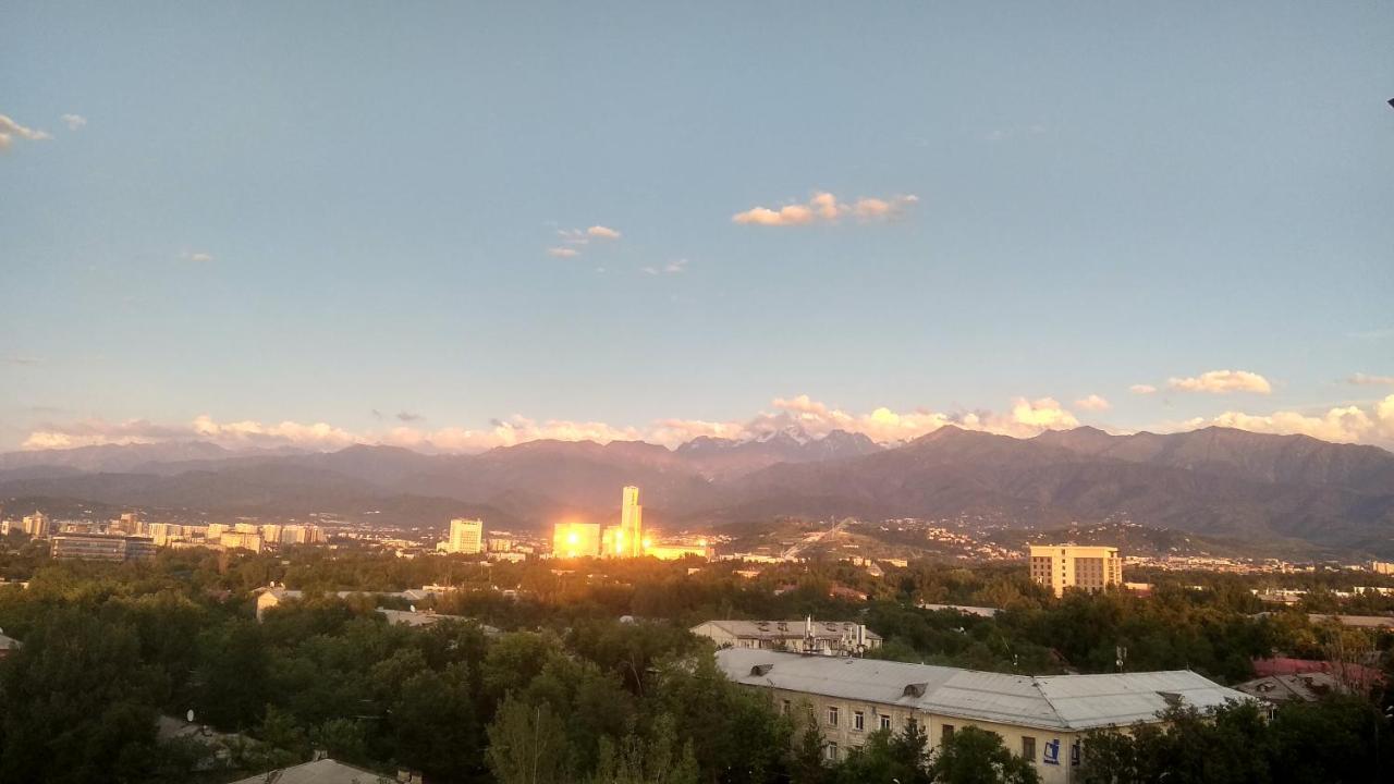 "Картина Горных Вершин" Квартира- "Mountain View" Apartment Almaty Esterno foto